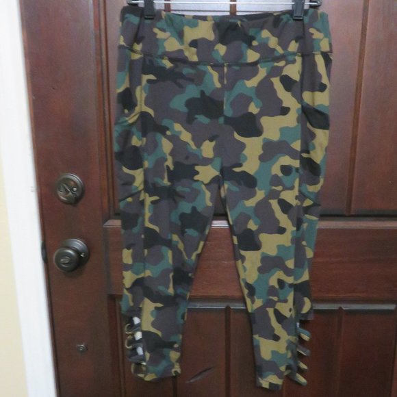 SHOSHO CAMO CAPRIS SIZE 2X - Picture 1 of 3